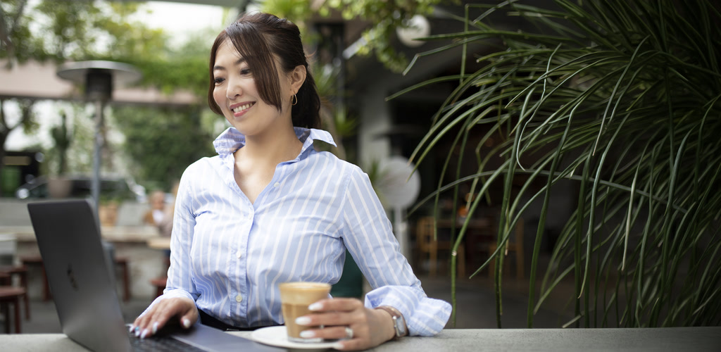 カフェで笑顔を見せる女性